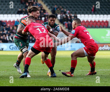 Leicester, Regno Unito. 27 ott 2019. Premiership Inglese Rugby, tigri contro i Saraceni; Kyle Eastmond di tigri entra in contatto con Nick Tompkins e Manu Vunipola dei Saraceni - Editoriale usare carte di credito: Azione Plus immagini di sport/Alamy Live News Foto Stock