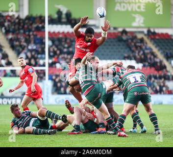 Leicester, Regno Unito. 27 ott 2019. Premiership Inglese Rugby, tigri contro i Saraceni; Sam Harrison di tigri mette in gioco un kick - Editoriale usare carte di credito: Azione Plus immagini di sport/Alamy Live News Foto Stock