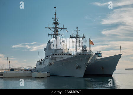 Marina spagnola fregate Almirante Juán de Borbón e il Reina Sofía. Porto di Málaga, Spagna. Foto Stock