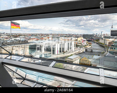 Vista dalla cupola del Reichstag fino alla città di Berlino, fiume Sprea e Paolo Loebe Haus, Berlino, Germania Foto Stock