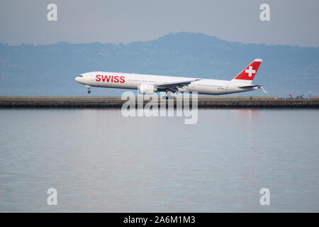 SAN FRANCISCO, CALIFORNIA, STATI UNITI - Novembre 27th, 2018: Swiss Airlines Boeing 777-300 immatricolazione HB-JNB atterra all'Aeroporto di San Francisco SFO Foto Stock