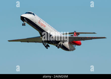 Loganair Embraer ERJ-145 aereo di linea jet piano G-SAJO decollare e arrampicata fuori da Londra aeroporto di Southend, Essex, Regno Unito voce a Londonderry Foto Stock