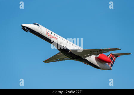 Loganair Embraer ERJ-145 aereo di linea jet piano G-SAJO decollare e arrampicata fuori da Londra aeroporto di Southend, Essex, Regno Unito voce a Londonderry Foto Stock