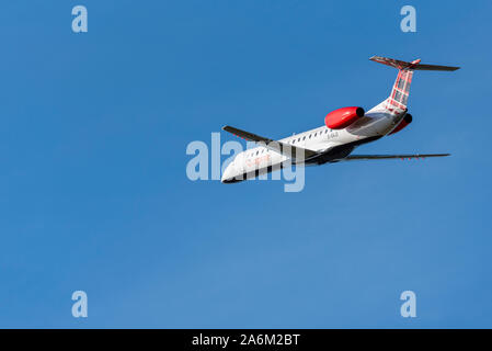 Loganair Embraer ERJ-145 aereo di linea jet piano G-SAJO decollare e arrampicata fuori da Londra aeroporto di Southend, Essex, Regno Unito voce a Londonderry Foto Stock