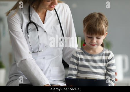 Femmina esame medico bambino malato in ospedale Foto Stock