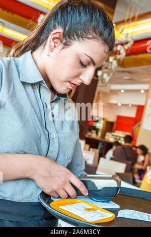 Valencia Spagna ispanica,Ciutat Vella,città vecchia,centro storico,Plaza Placa de la Reina,piazza principale,Restaurante Bertal,ristorante,caffè,donna,cameriera Foto Stock