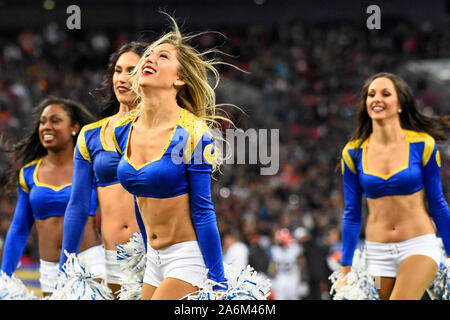 Londra, Regno Unito. Il 27 ottobre 2019. Rams cheerleaders durante la partita di NFL Cincinnati Bengals v Los Angeles Rams allo Stadio di Wembley, gioco 3 di questo anno la NFL Giochi di Londra. Credito: Stephen Chung / Alamy Live News Foto Stock