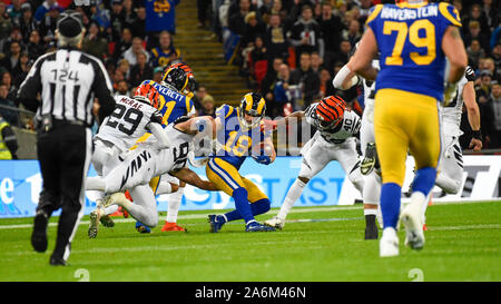 Londra, Regno Unito. Il 27 ottobre 2019. Rams wide receiver, Cooper Kupp (18) viene affrontato durante la partita di NFL Cincinnati Bengals v Los Angeles Rams allo Stadio di Wembley, gioco 3 di questo anno la NFL Giochi di Londra. Credito: Stephen Chung / Alamy Live News Foto Stock