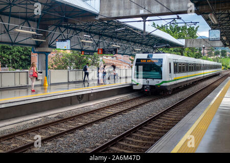 Medellín, Antioquia /Colombia, 28 Gennaio 2019: Il moderno ed elegante Santa Lucía Stazione della metropolitana andando attraverso la linea arancione Foto Stock