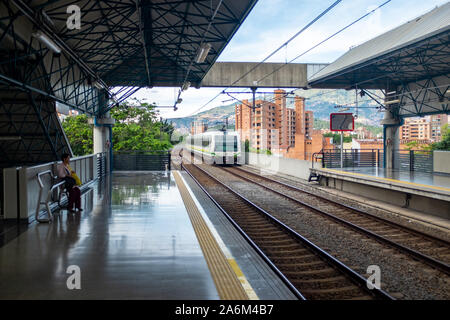 Medellín, Antioquia /Colombia, 28 Gennaio 2019: Il moderno ed elegante Santa Lucía Stazione della metropolitana andando attraverso la linea arancione Foto Stock