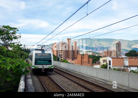 Medellín, Antioquia /Colombia, 28 Gennaio 2019: Il moderno ed elegante Santa Lucía Stazione della metropolitana andando attraverso la linea arancione Foto Stock