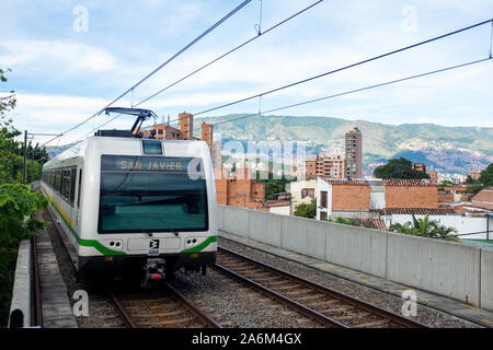 Medellín, Antioquia /Colombia, 28 Gennaio 2019: Il moderno ed elegante Santa Lucía Stazione della metropolitana andando attraverso la linea arancione Foto Stock