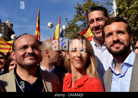 Il presidente del catalano di Partito Popolare Alejandro Fernandez, lo speaker del Congresso dei deputati del Partito popolare Cayetana Alvarez de Toledo, Xavier Garcia Albiol ex ex del Partido Popular catalano e il Leader del Partito popolare Pablo Casado frequentare la protesta.Alcuni 80.000 persone secondo la polizia locale ha convocato dal catalano della società civile a dimostrare in Barcellona in favore dell unità della Spagna e contro il processo di indipendenza del Governo catalano. Foto Stock