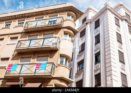 Valencia Spagna Ispanico, Ciutat Vella, città vecchia, centro storico, edifici di appartamenti, affitto disponibile, insegna, balcone, ES190829017 Foto Stock