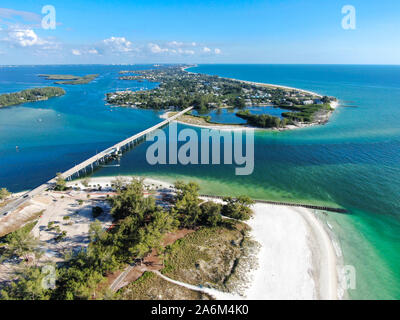 Vista aerea del ponte tra Anna Maria Island e Longboat Key, isola barriera sulla costa del Golfo della Florida. Manatee County. Stati Uniti d'America Foto Stock