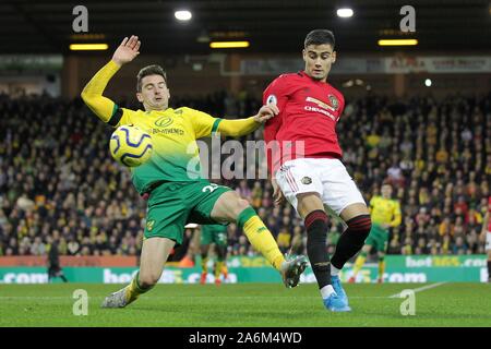 Norwich, Regno Unito. 26 ott 2019. Kenny McLean di Norwich City e Andreas Pereira del Manchester United durante il match di Premier League tra Norwich City e il Manchester United a Carrow Road il 27 ottobre 2019 a Norwich in Inghilterra. (Foto di Matt Bradshaw/phcimages.com) Credit: Immagini di PHC/Alamy Live News Foto Stock