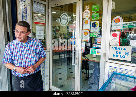 Valencia Spagna,ispanico Latino latino,Trinitat,Bar click,ristorante ristoranti ristorazione mangiare caffè bistrot,quartiere cafe,uomo uomini maschio Foto Stock