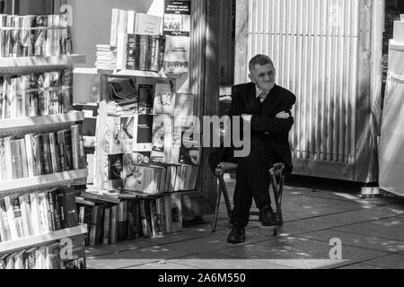 Il Kosovo, Pristina bazar. Il vecchio uomo vendita libri. Foto Stock