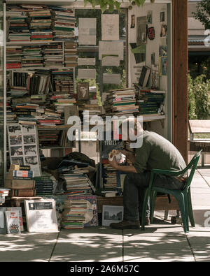 Il Kosovo, Pristina bazar. Il vecchio uomo vendita libri. Foto Stock