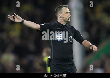 Norwich, Regno Unito. 26 ott 2019. Arbitro Stuart Atwell durante il match di Premier League tra Norwich City e il Manchester United a Carrow Road il 27 ottobre 2019 a Norwich in Inghilterra. (Foto di Matt Bradshaw/phcimages.com) Credit: Immagini di PHC/Alamy Live News Foto Stock