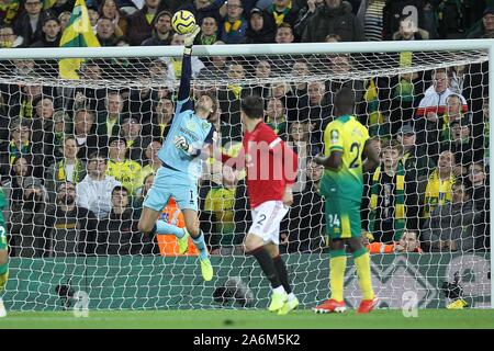 Norwich, Regno Unito. 26 ott 2019. Tim Krul di Norwich City fa un salvataggio durante il match di Premier League tra Norwich City e il Manchester United a Carrow Road il 27 ottobre 2019 a Norwich in Inghilterra. (Foto di Matt Bradshaw/phcimages.com) Credit: Immagini di PHC/Alamy Live News Foto Stock
