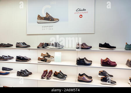 Valencia Spagna,Ciutat Vella,città vecchia,centro storico,Carrer de Sant Vicent Martir,Clarks,negozio di scarpe,britannico,scarpe comfort,vendita display,shopping,e Foto Stock