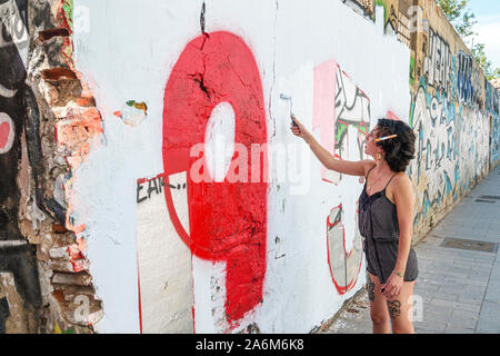 Valencia Spagna,Ciutat Vella,città vecchia,quartiere storico,Calle Liria,graffiti,artista di strada,pittura,donna,ispanica,ES190830078 Foto Stock