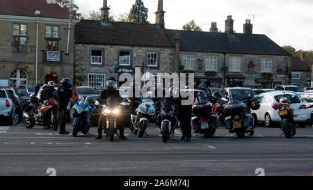 Un raduno di motociclisti in piazza del mercato Helmsley North Yorkshire Regno Unito Foto Stock