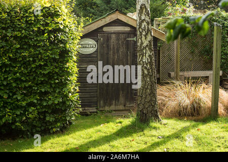 Tettoia da giardino bagnato dal sole. Foto Stock