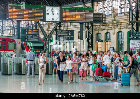 Valencia Spagna,Estacio del Nord,stazione ferroviaria Renfe,interno,piattaforma,digital partway board,orologio,tornelli,passeggeri pendolari,lug Foto Stock