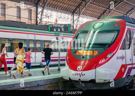 Valencia Spagna,Estacio del Nord,stazione ferroviaria Renfe,piattaforma,binario,treno,uomo,donna,ragazzo,ragazza,teen,famiglia,corsa,corsa,interno,piloti Foto Stock