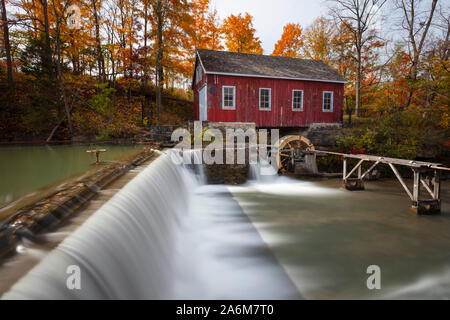 St.Catherines, Ontario, Canada - 26 Ottobre 2019: autunno a Morningstar storico Mulino con Decew superiore scende a valle. Foto Stock