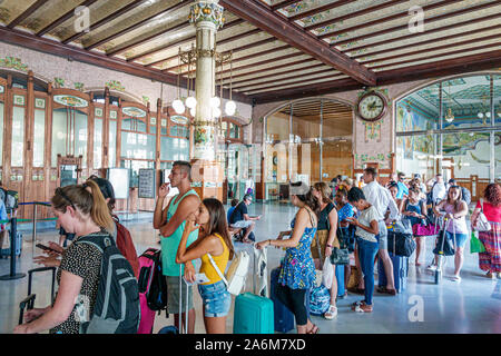 Valencia Spagna,Estacio del Nord,stazione ferroviaria di Renfe,biglietteria,linea lunga,coda,interno,passeggeri,pendolari,donna,uomo,Hispa Foto Stock