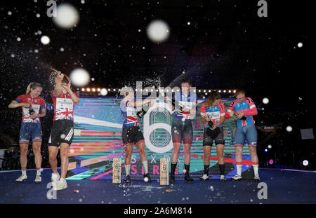 I vincitori Gran Bretagna Katie Archibald e Neah Evans festeggiare sul podio con il secondo posto di Gran Bretagna Elinor Barker e Laura Kenny e terzo posto Gran Bretagna Emily Nelson e Manon Lloyd durante il giorno sei del Phynova sei giorni di escursioni in bicicletta a Lee Valley VeloPark, Londra. Foto Stock