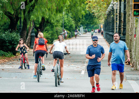 Barcellona Spagna,Catalogna Catalunya,Les Corts,Avinguda Diagonal,Promenade,biciclette designate bicicletta bicicletta andare in bicicletta rider bici bici, Foto Stock