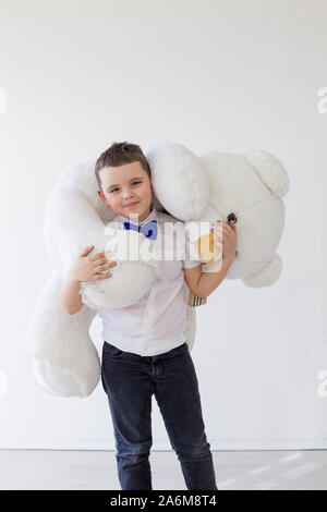 Bel ragazzo giocattolo con grande orso polare Foto Stock