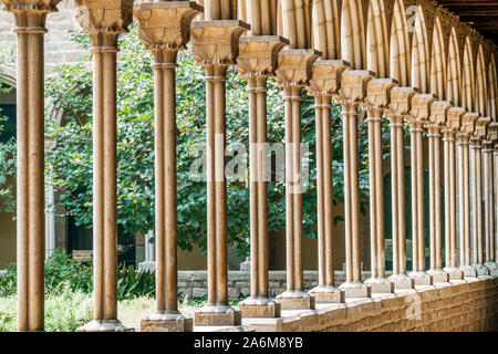 Barcellona Spagna,Monastero della Catalogna di Pedralbes,complesso storico gotico,chiostro,giardino centrale,archi,colonne,ES190901046 Foto Stock