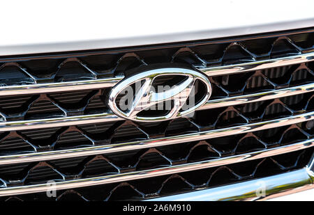 Samara, Russia - 26 Ottobre 2019: primo piano della Hyundai logo sulla vettura. Il coreano produttore di automobili Foto Stock