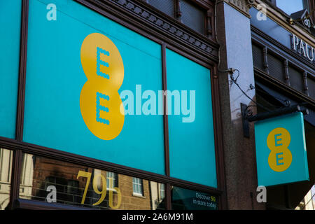 Londra, Regno Unito. 27 ott 2019. EE logo che si vede al di fuori di una filiale nel centro di Londra. Credito: Dinendra Haria/SOPA Immagini/ZUMA filo/Alamy Live News Foto Stock