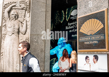 Barcellona Spagna,Catalonia Passeig de Gracia,Mandarin Oriental,hotel di lusso,ingresso frontale,opere d'arte conservate,scultura in rilievo,di Frederic Mares,portiere Foto Stock