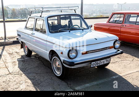 Samara, Russia - 26 Ottobre 2019: Vintage automobile sovietica ZAZ-968M parcheggiato fino alla strada di città Foto Stock