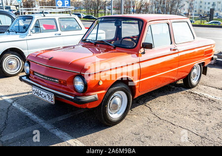 Samara, Russia - 26 Ottobre 2019: Vintage automobile sovietica ZAZ-968M parcheggiato fino alla strada di città Foto Stock