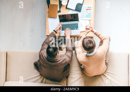 Giovane analista convenzionale rendendo la presentazione dei nuovi dati al suo collega Foto Stock