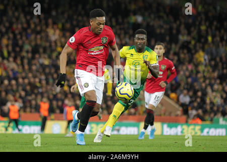 Norwich, Regno Unito. 26 ott 2019. Anthony Martial del Manchester United e Alexander Tettey di Norwich City durante il match di Premier League tra Norwich City e il Manchester United a Carrow Road il 27 ottobre 2019 a Norwich in Inghilterra. (Foto di Matt Bradshaw/phcimages.com) Credit: Immagini di PHC/Alamy Live News Foto Stock