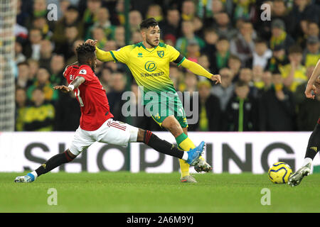 Norwich, Regno Unito. 26 ott 2019. Buendia emi di Norwich City è contestata da Fred del Manchester United durante il match di Premier League tra Norwich City e il Manchester United a Carrow Road il 27 ottobre 2019 a Norwich in Inghilterra. (Foto di Matt Bradshaw/phcimages.com) Credit: Immagini di PHC/Alamy Live News Foto Stock
