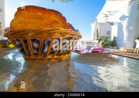 La prima colazione nel distretto di Axarquia. Comares, provincia di Malaga, Andalusia, Spagna Foto Stock