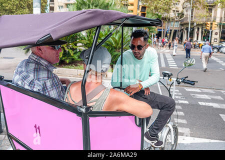 Barcellona Spagna,Catalonia Eixample,Plaza de Mosen Jacinto Verdaguer,Avinguda Diagonal,pedicab,risciò bicicletta,passeggeri,conducente,uomo,donna,coppia,ES19 Foto Stock