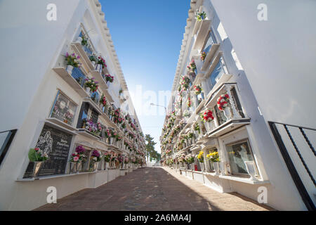 Comares, Spagna - Settembre 23th, 2018: Cimitero di Comares, all'interno del VIII secolo la fortezza moresca di città. Comares, bianco villaggio sulla collina di Malaga m Foto Stock