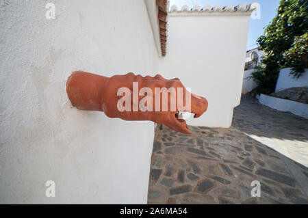 Grondaia di terracotta con sistema di drenaggio a forma di drago in Comares, Malaga, Spagna. Villaggio bianco sulla collina di montagne di Malaga, Andalusia Foto Stock