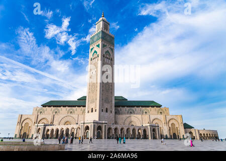 Vista della Moschea di Hassan II contro il cielo blu - la moschea di Hassan II o il Grande Mosquée Hassan II è una moschea di Casablanca, Marocco. Foto Stock